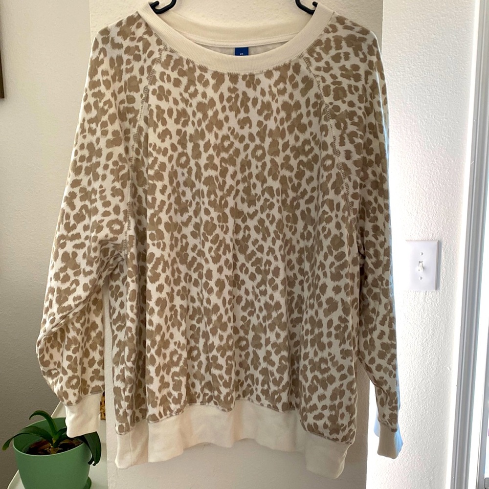 Crew neck, lightweight lounge sweatshirt.